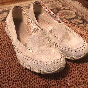 - Skechers relaxed fit flat